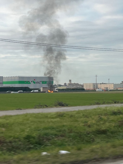 Auto in fiamme, rallentamenti sulla A4