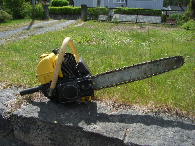 Si rifiuta di sottoporsi all’etilometro e minaccia gli agenti con la motosega