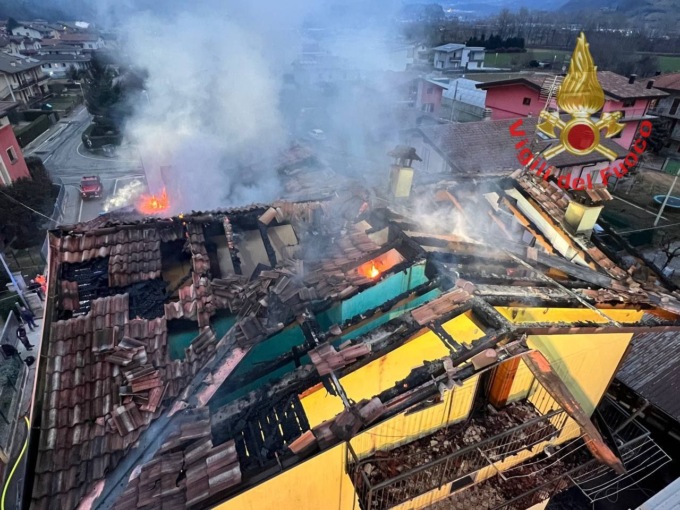 Tetto in fiamme, tre famiglie senza casa