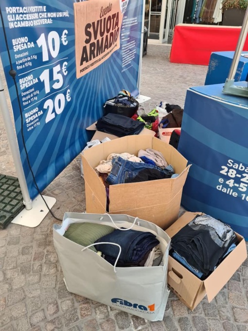 Ritorna lo Svuotarmadio con associazione Riuso