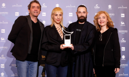 Premio Lunezia ai Coma_Cose: la consegna in sala stampa a Sanremo