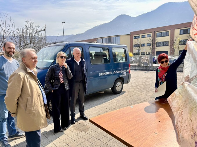 L’arte della Nuova Cordata nelle stazioni ferroviarie per abbattere le barriere