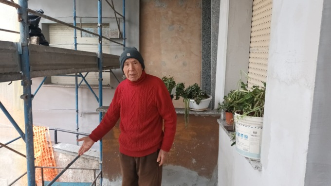 Ottantenne sorprende un ladro che cerca di entrare in casa… e lo picchia con la scopa