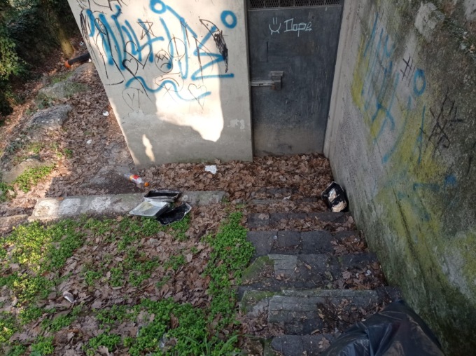 Vandali in azione alla baita degli Alpini sul Monte Orfano