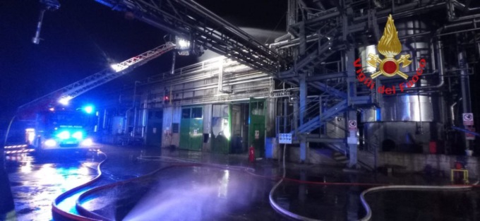 In fiamme ditta di bio carburante: nessun ferito