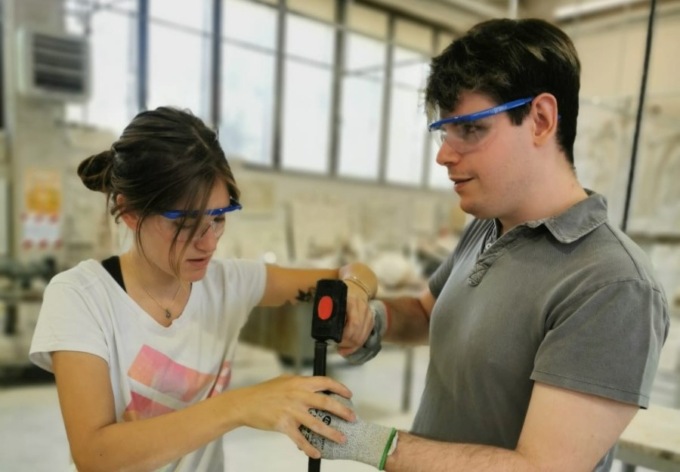 Non vedenti e ipovedenti a scuola di scultura