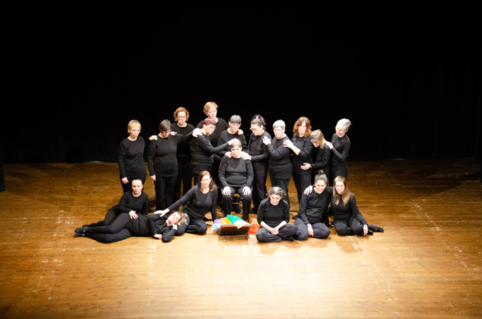 Solo lo stretto necessario: emozionarsi a teatro