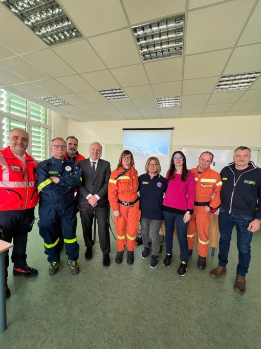 Gli studenti di scuola edile bresciana incontrano protezione civile, polizia stradale e power emergency