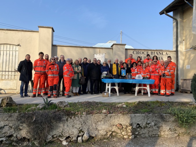 Dai Lions Monteorfano un defibrillatore alla Croce bianca