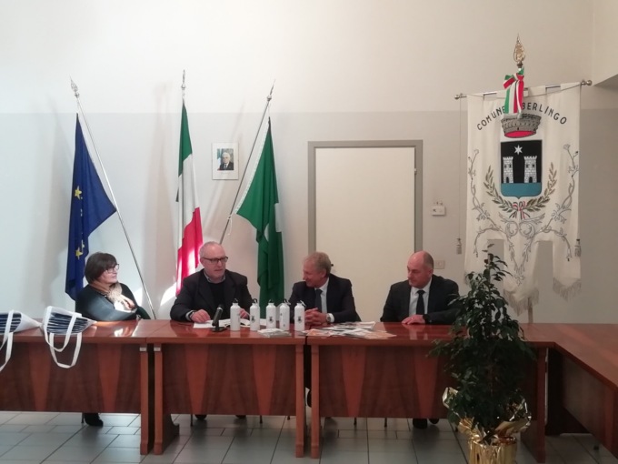 Borracce al posto delle bottigliette di plastica da riempire con l’acqua del Comune