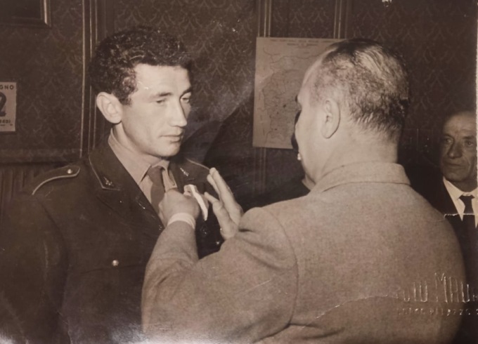 Addio al pompiere eroe che salvò due giovani vite