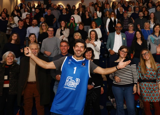 Pierfrancesco Favino con la maglia della Pallacanestro Brescia alla Multisala Oz