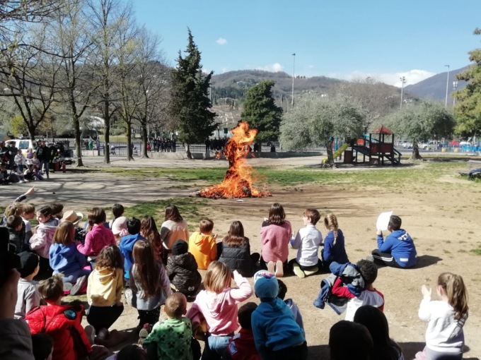 Alla primaria Teresio Olivelli di Salò è andato in scena il rogo della Vecchia