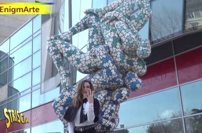 Striscia la Notizia a Brescia: nessuno sa cosa rappresenti l’opera di Rabarama