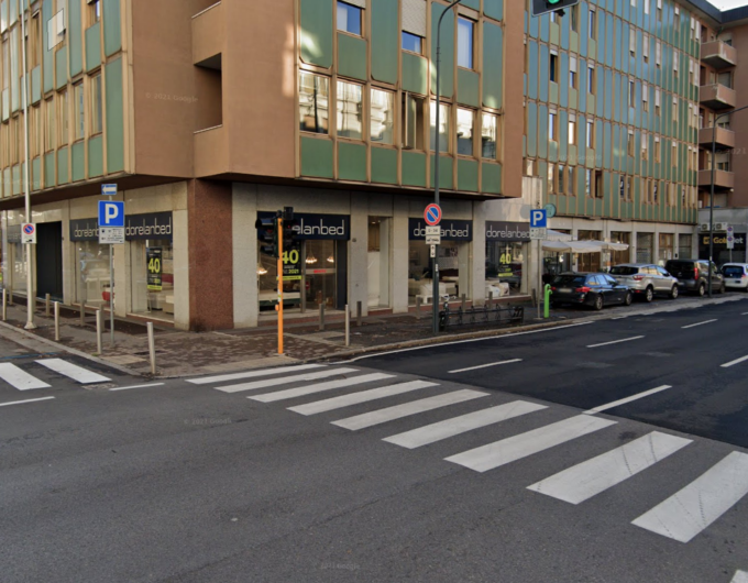 Auto si schianta contro un lampione per evitare un pedone