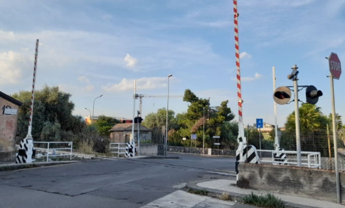 Auto si incastra tra le sbarre del passaggio a livello: il treno riesce in tempo a fermarsi