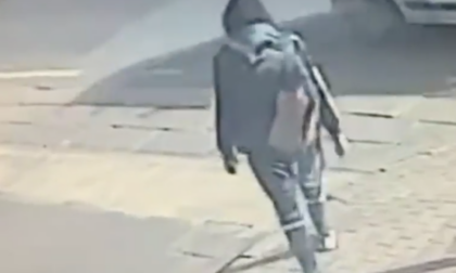 Pedone si butta sotto un’auto: voleva prendere i soldi dell’assicurazione