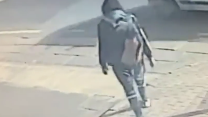 Pedone si butta sotto un’auto: voleva prendere i soldi dell’assicurazione