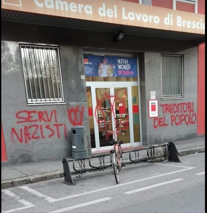 “Servi nazisti, traditori del popolo”: la scritta sui muri esterni della Cgil di Brescia