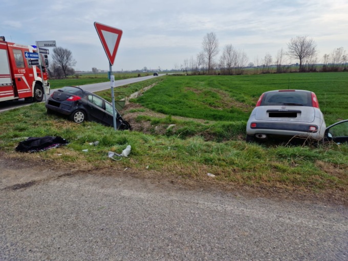 Scontro tra due auto, paura per una donna di 94 anni e la figlia