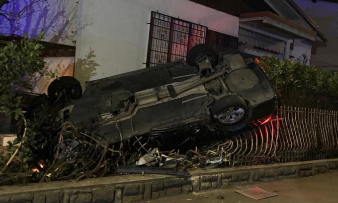 Auto si ribalta e sfonda la ringhiera di una casa: feriti tre giovani