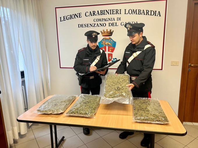 Corriere arrestato in autostrada: con sé 4 chilogrammi di marijuana