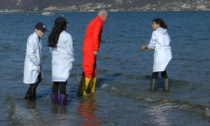 Piccoli ricercatori campionano le acque del lago