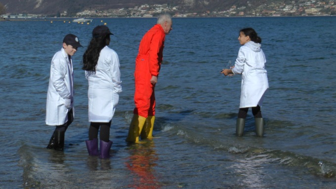 Piccoli ricercatori campionano le acque del lago