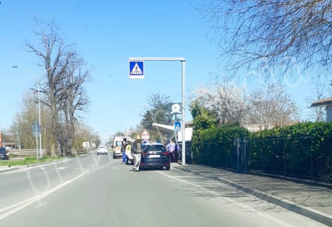 Ciclista investito: soccorsi in azione in via Brescia