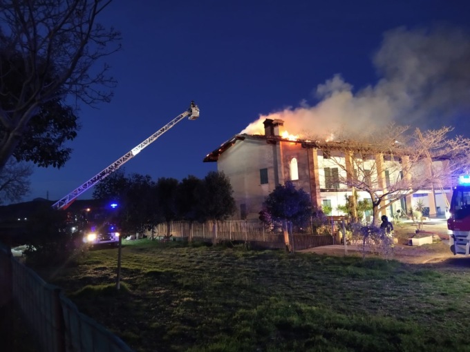 Fiamme divorano il tetto di una cascina
