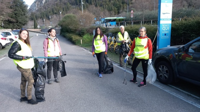 Sessione di plogging per ripulire le vie di Provaglio