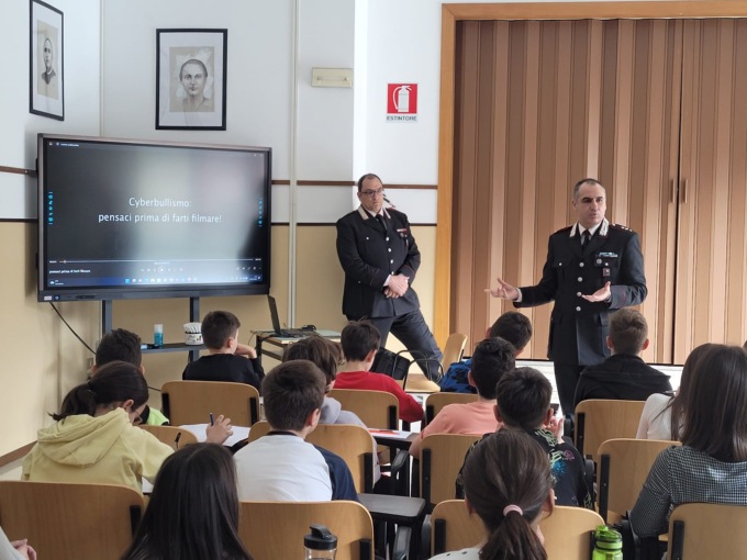 Cyberbullismo e sicurezza stradale: i carabinieri incontrano gli studenti