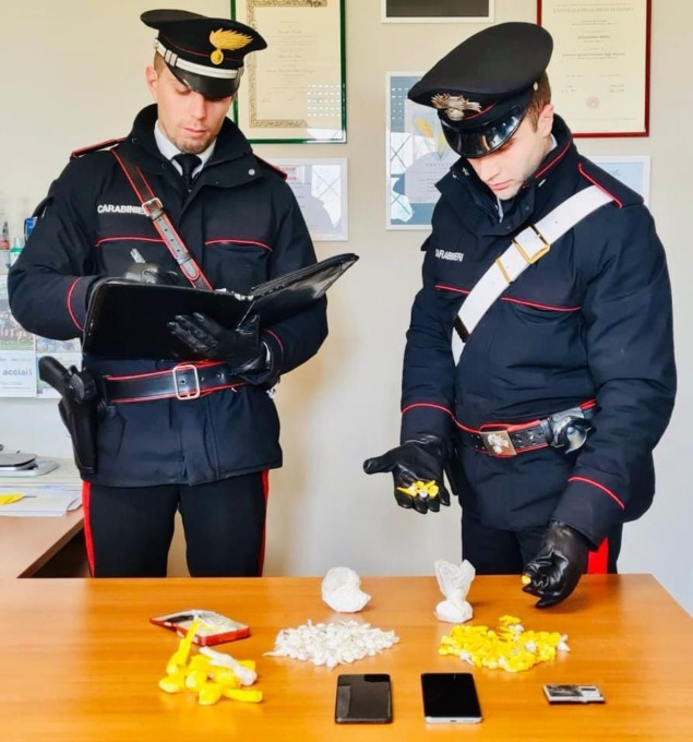 Cocaina in buste di cellophane in casa: scatta l’arresto per spaccio
