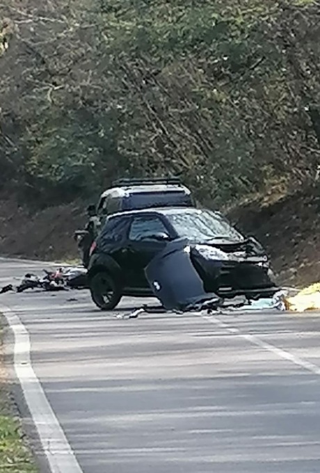 Terribile schianto fra auto e moto: muore una 19enne
