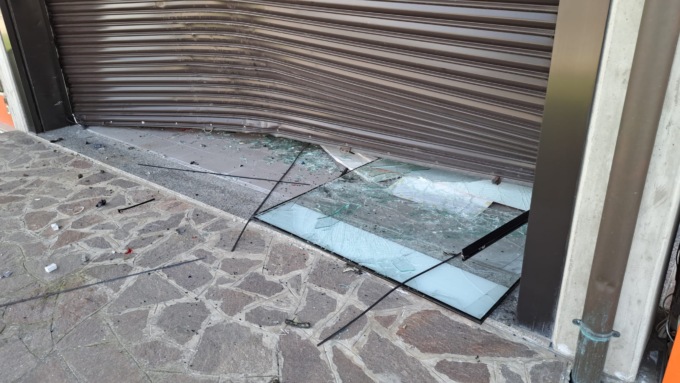 Spaccata all’Expert City: rubati tablet, cellulari e dispositivi elettronici