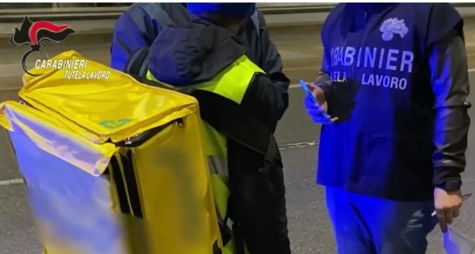 Caporalato digitale sui rider: 12 fattorini controllati a Brescia, uno era irregolare