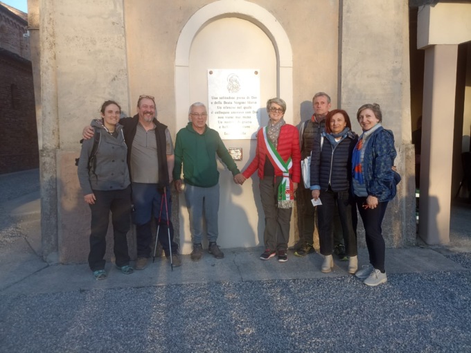 Posizionata la piastrella del cammino di Santa Giulia a Seniga
