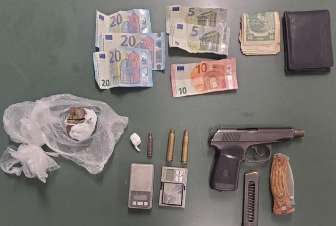 Uomo armato sorpreso a discutere con una donna: scatta l’arresto