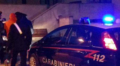 Ricercato internazionale si nasconde in un mobile: beccato e arrestato