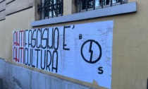 "Antifascismo è anticultura": lo striscione di Blocco Studentesco fuori dal Calini