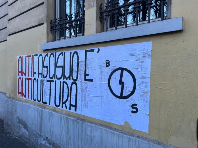 “Antifascismo è anticultura”: lo striscione di Blocco Studentesco fuori dal Calini