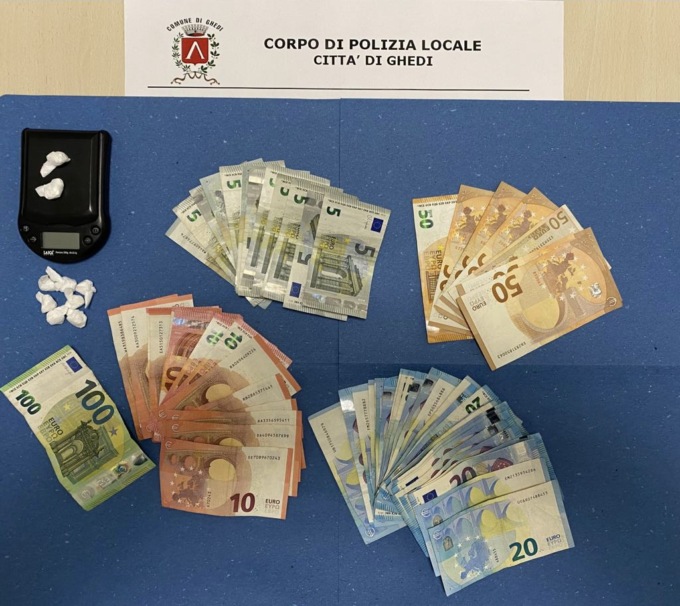 Si finge minorenne davanti alla Locale: con lui nove dosi di cocaina