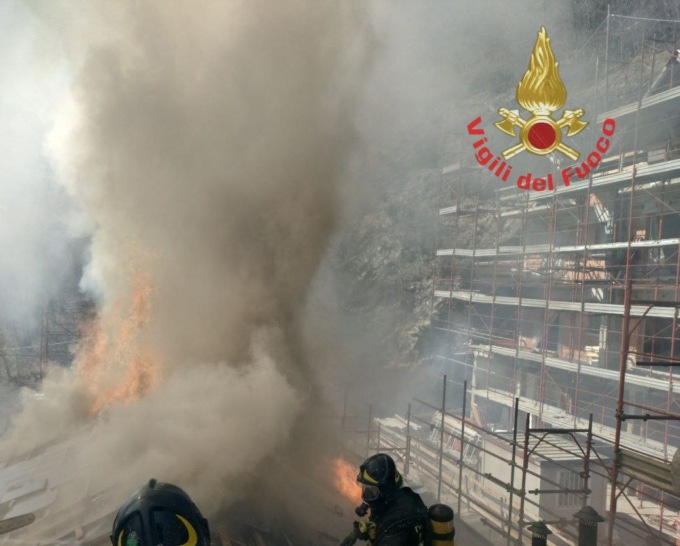 Tetto a fuoco durante i lavori di rifacimento della copertura