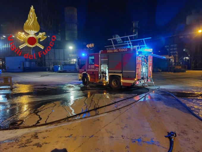 A fuoco la macchina spazzatrice, allarme in acciaieria