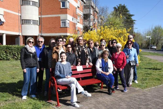 Una nuova panchina rossa al Parco Architetto Margherita Bravi a Brescia