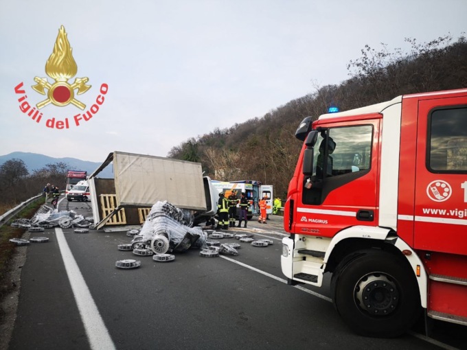 Si ribalta un mezzo pesante, chiusa la Sp510