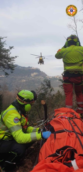 Precipita da una ventina di metri davanti al figlio e finisce nel letto di un ruscello