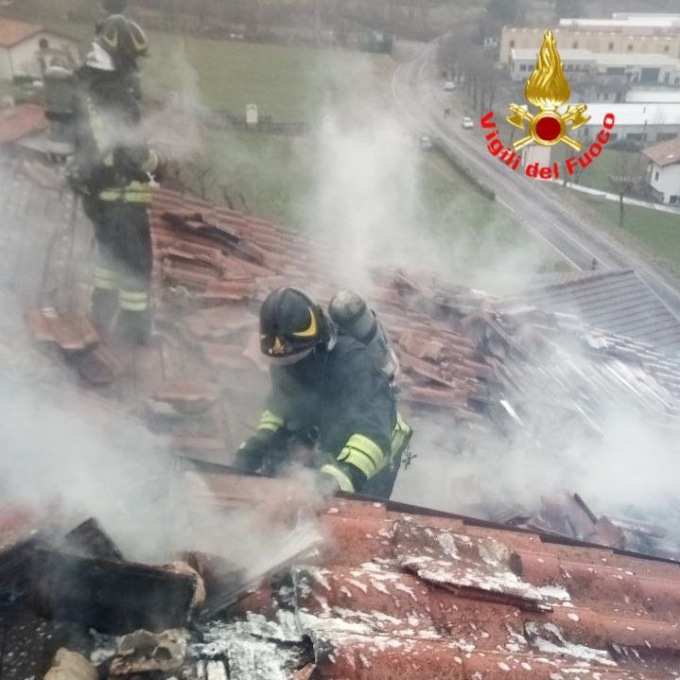 Tetto in fiamme, una famiglia senza casa