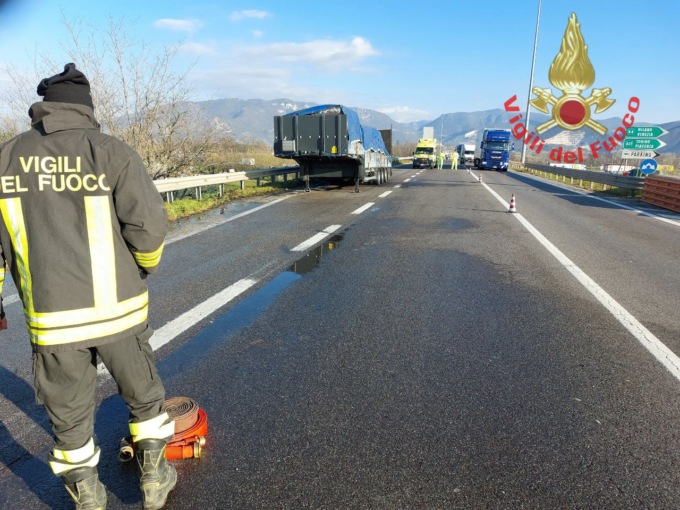 Camion a fuoco in tangenziale: caos viabilità