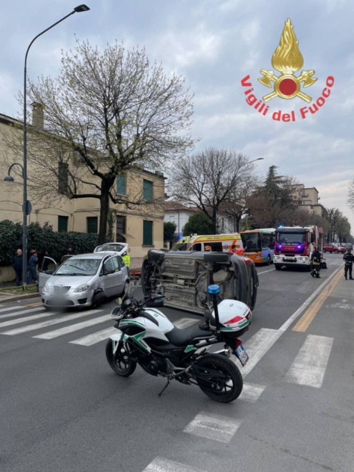 Auto finisce ruote all’aria in città